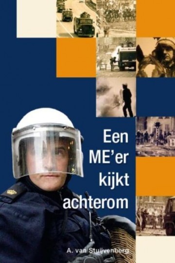 Me er kijkt achterom